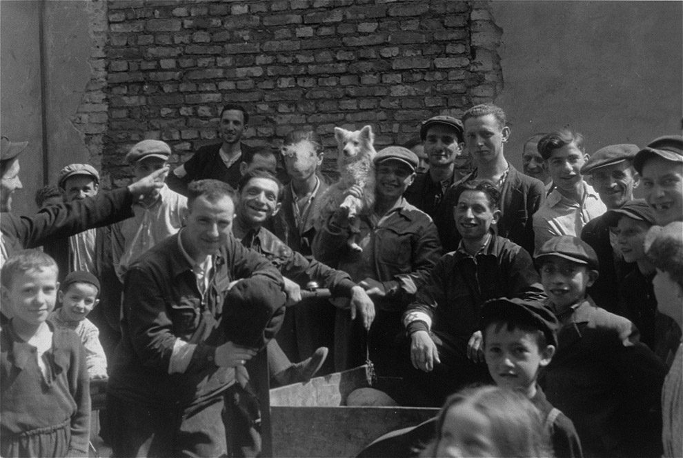 Групповой портрет жителей варшавского гетто